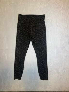 Vuori Womans Black Subtle Leopard Print Leggings size small